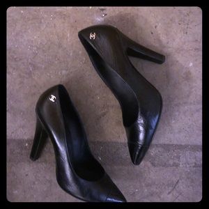 Black leather Chanel pumps